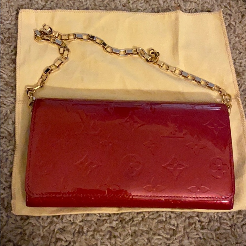 Louis Vuitton Sarah wallet on chain